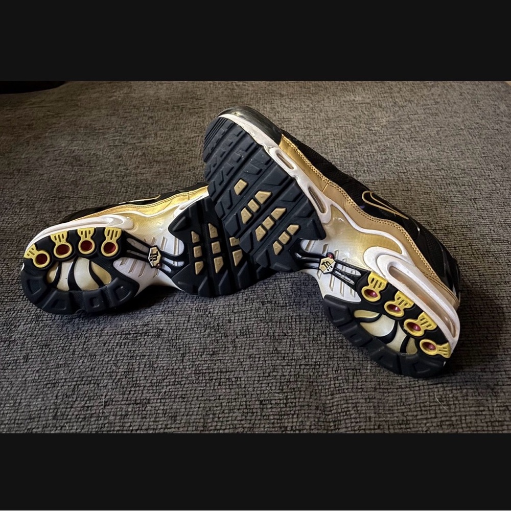 Nike Air Max Plus Sneakers Black & Gold Sz 7Y W sz 8.5 & M Sz 7 (Unisex) - Picture 4 of 5
